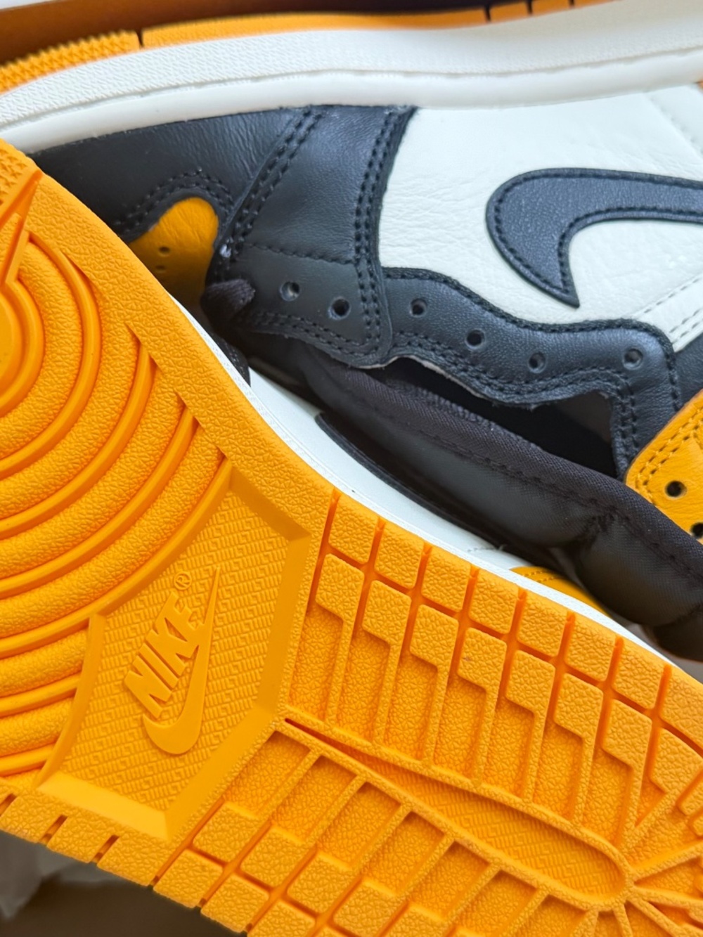 Air Jordan 1 Retro High OG Taxi Black Sail - Picture 2 of 4
